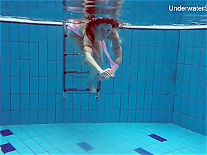 redhead Simonna flashing her body underwater